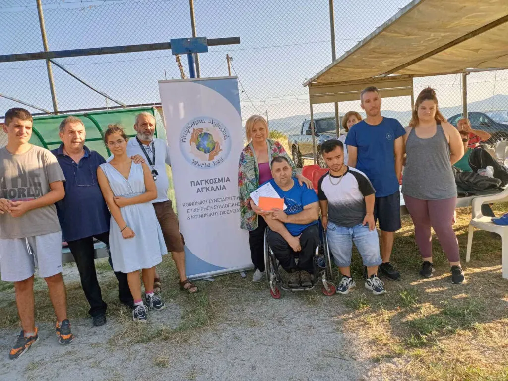 τα Μελη της Κοιν.Σε.Π Παγκόσμια Αγκαλιά επισκέφθηκαν το Αθλητικό Σύλλογο Ατόμων με Κινητικές Δυσκολίες “Αργοναύτες” και παράδωσαν στον Προέδρο του Αθλητικού Συλλόγου κύριο Δημήτρη Μπαρμπαγεωργόπουλο το ασφαλιστήριο συμβόλαιο και τα τέλη κυκλοφορίας για το όχημα του συλλόγου έτσι ώστε να μπορούν να μετακινούνται οι αθλητές του συλλόγου στα διάφορα πρωταθλήματα ανά την Ελλάδα.